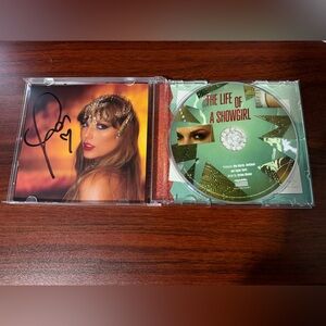 Taylor Swift The Life of a Showgirl CD + Hand Signed Photo 1 BRAND NEW